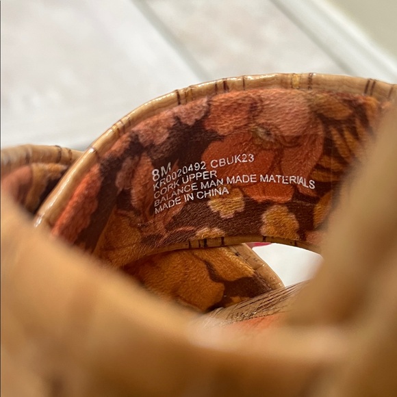 Korks Women's Tan Platform Sandals. Size 8 - Picture 4 of 16